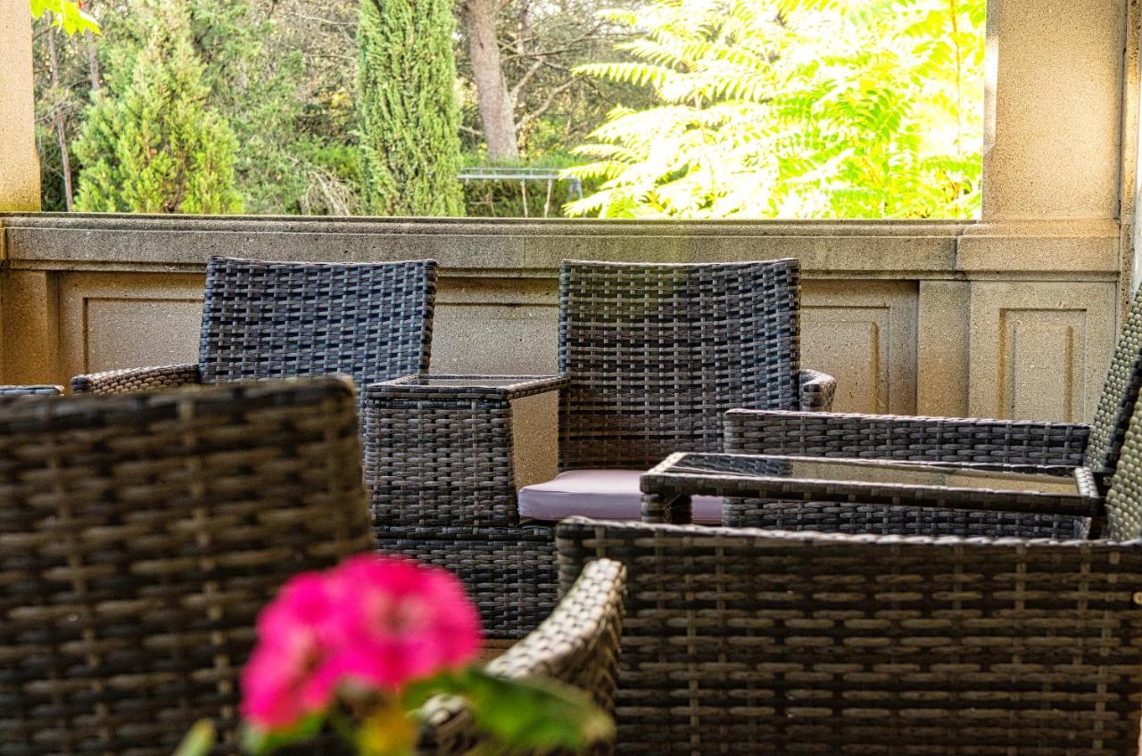Hôtel Restaurant Le Colombier Remoulins Exterior foto