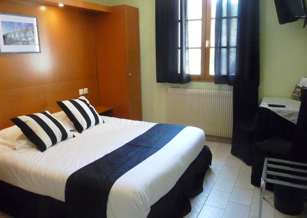 Hôtel Restaurant Le Colombier Remoulins Habitación foto