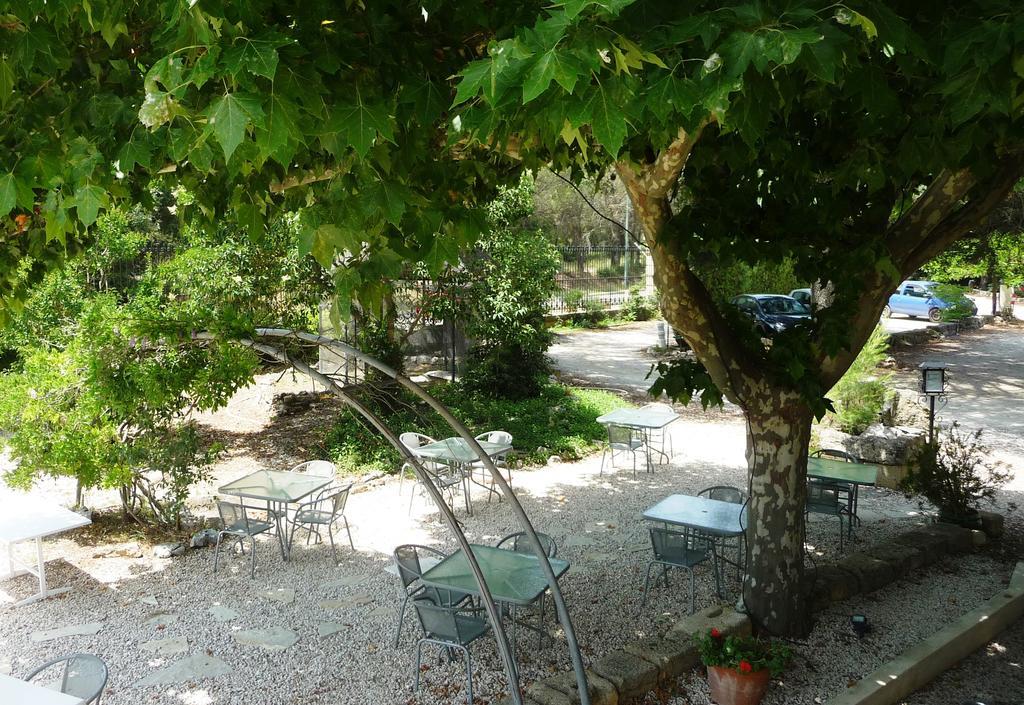 Hôtel Restaurant Le Colombier Remoulins Exterior foto