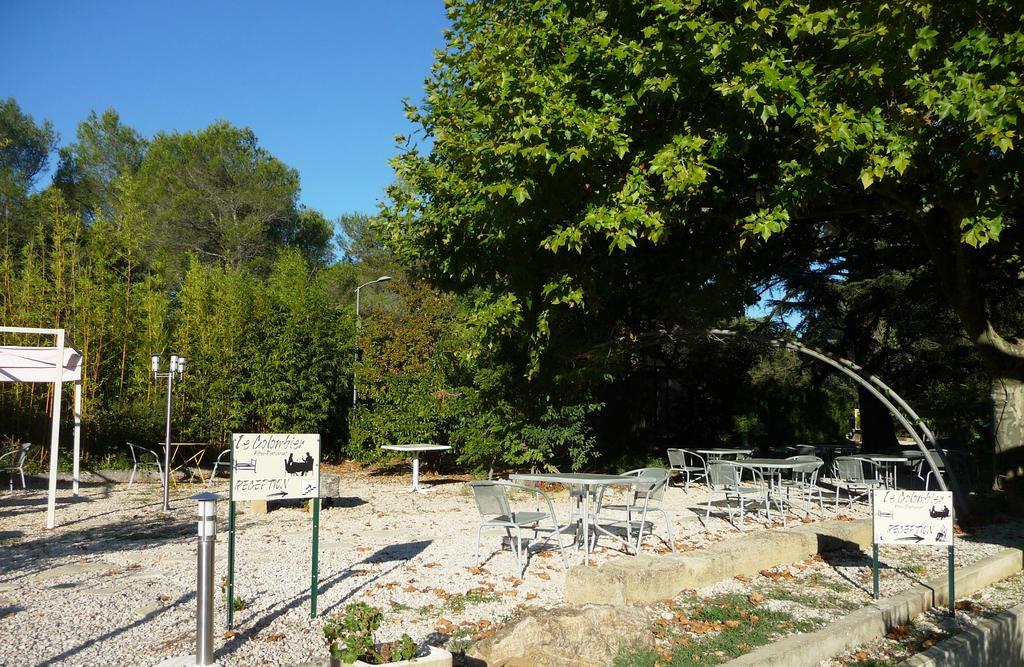 Hôtel Restaurant Le Colombier Remoulins Exterior foto
