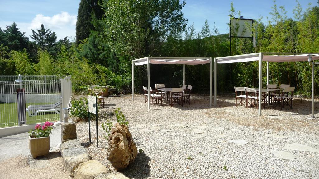 Hôtel Restaurant Le Colombier Remoulins Exterior foto